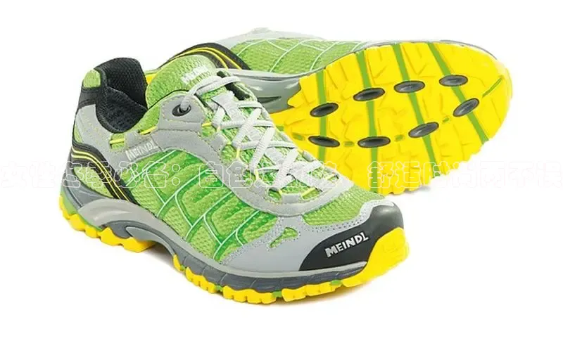 b体育下载入口app极氪智能科技女性冬季必备：白色运动鞋，舒适时尚两不误